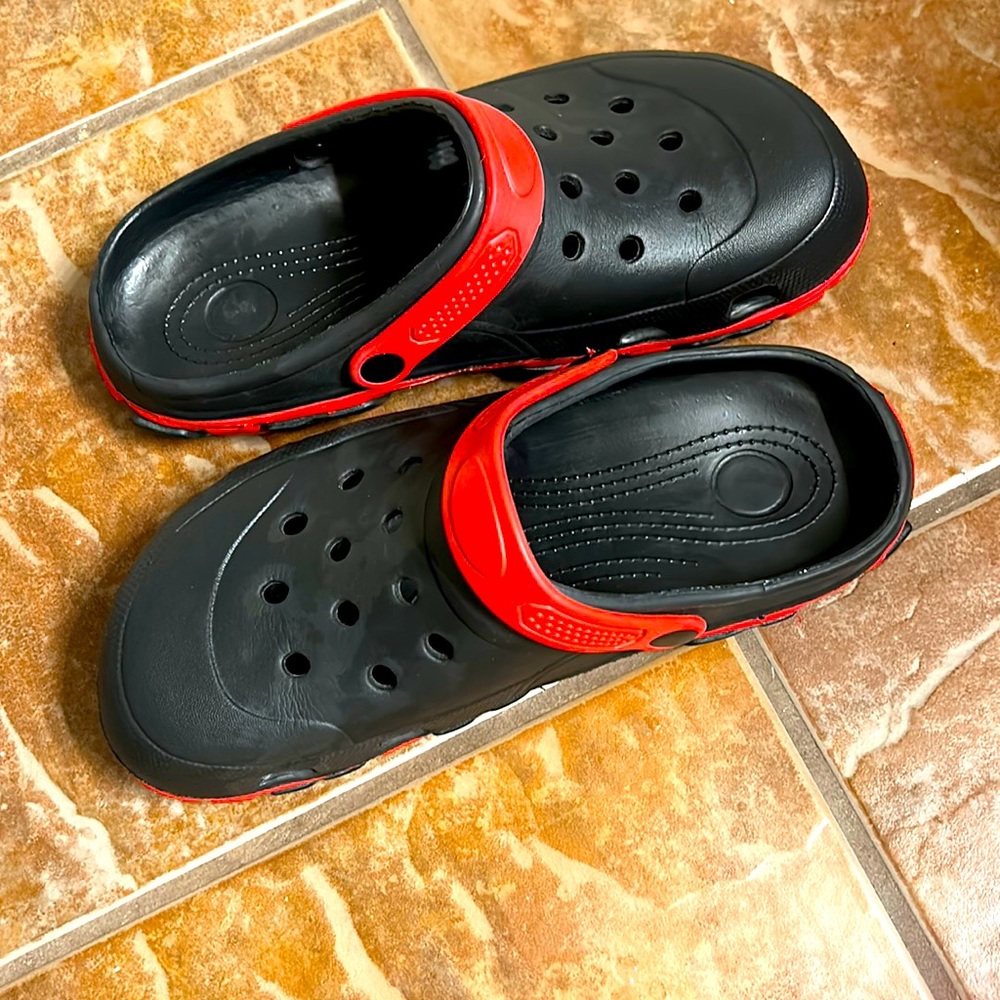 Men’s Size 10 Croc Style Shoes